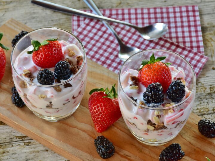 Studený dezert, který vám zaručeně zpříjemní den: Recept na lahodné ovocné parfait