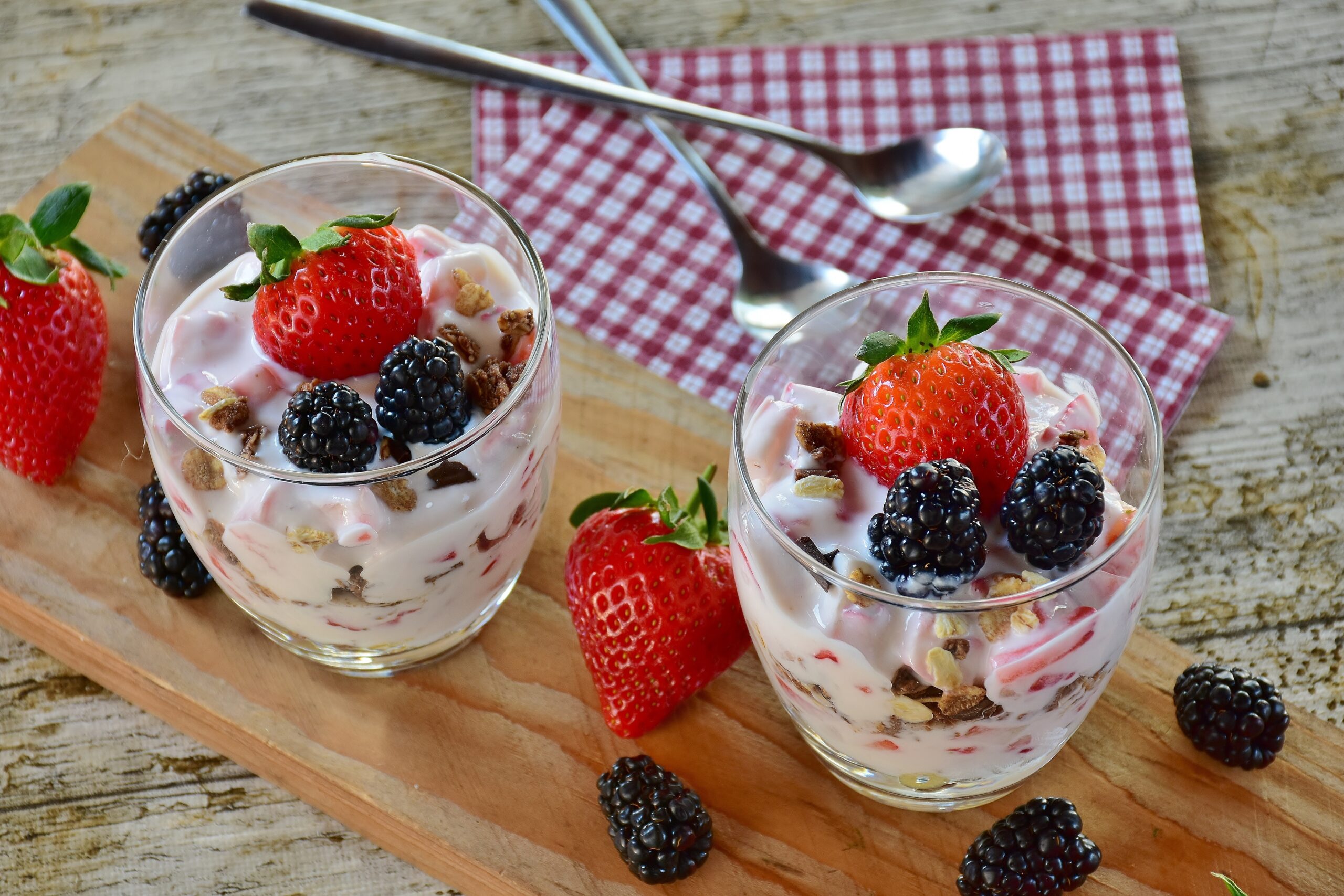 Studený dezert, který vám zaručeně zpříjemní den: Recept na lahodné ovocné parfait